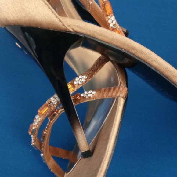 Unze Women's Sandals Heels Gold with Rhinestones - Picture 4 of 8